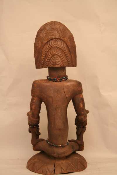 Tchokwe (statue maternité), d`afrique : Rép.dém. du Congo-Angola., statuette Tchokwe (statue maternité), masque ancien africain Tchokwe (statue maternité), art du Rép.dém. du Congo-Angola. - Art Africain, collection privées Belgique. Statue africaine de la tribu des Tchokwe (statue maternité), provenant du Rép.dém. du Congo-Angola., 1484/1002 Très belle maternité Tchokwe. Femme assise avec deux enfants sur ses genoux H.85cm diam.35cm.trouvé au village Tchilenge(Shaba.)Femme de très haut rang avec une magnifique chevelure.Elle porte de vieilles perles 1ère moitié du 20eme sc.(col Minga  Zaire 1964 )

Groot uitzonderlijk Tchokwe beeld.Het stelt het moederschap voor.Een notabele vrouw, neerziddend met haar twee kinderen op haar knieën.Ze heeft een heel mooi bewerkte haartooi.Het stuk is gevonden in het Tchilenge dorp in de Shaba.Ze draagt oude parels .H.85cm.en diam.35cm.1ste helft 20ste eeuw.bruin gepatineerd hout en parels.(kol.Minga Zaire 1964). art,culture,masque,statue,statuette,pot,ivoire,exposition,expo,masque original,masques,statues,statuettes,pots,expositions,expo,masques originaux,collectionneur d`art,art africain,culture africaine,masque africain,statue africaine,statuette africaine,pot africain,ivoire africain,exposition africain,expo africain,masque origina africainl,masques africains,statues africaines,statuettes africaines,pots africains,expositions africaines,expo africaines,masques originaux  africains,collectionneur d`art africain